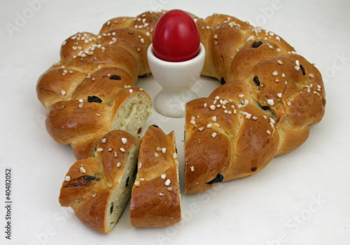 Osterbrioche mit Osterei photo