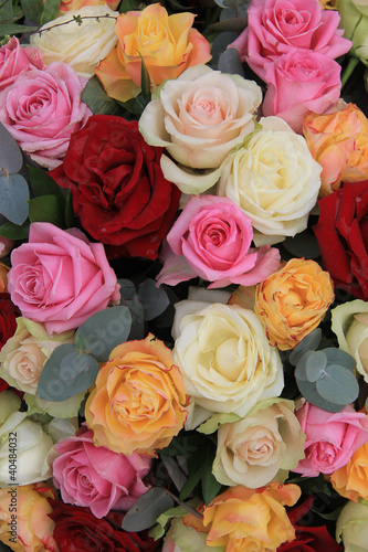 red and pastel roses in a mixed rose arrangement © Studio Porto Sabbia