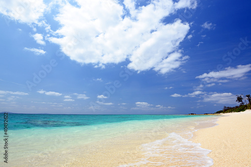 南国沖縄の綺麗なサンゴの海と真っ白い雲 © sunabesyou