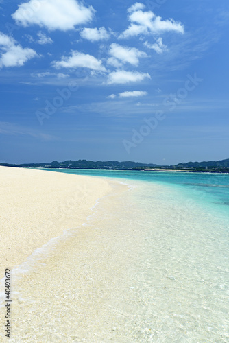 水納島の紺碧の空と透明なサンゴの海