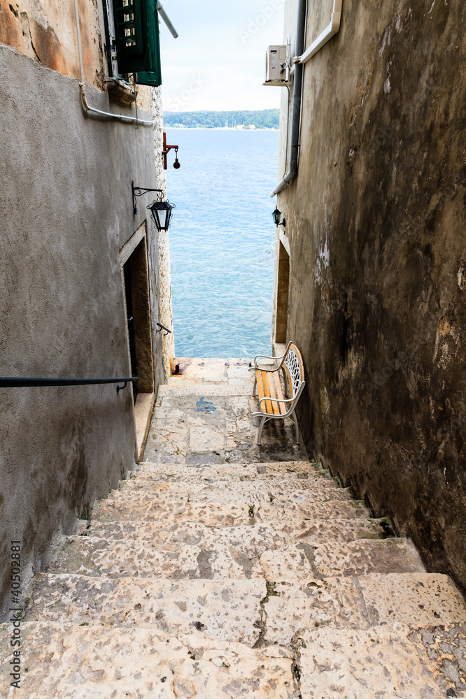 Naklejka premium Wąskie schody do morza w Rovinj, Chorwacja