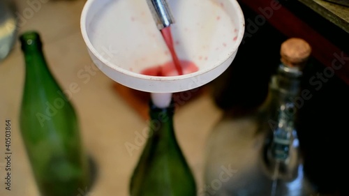 Spillatura del vino rosso dalla botte photo