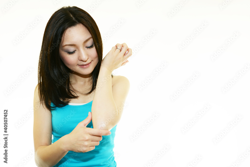 ひじの乾燥を気にする女性