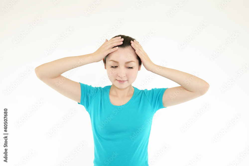 ヘアスタイルを気にする女性 ヘアスタイルを気にする女性