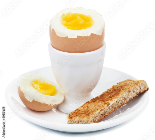Fotografi boiled egg in eggcup isolated