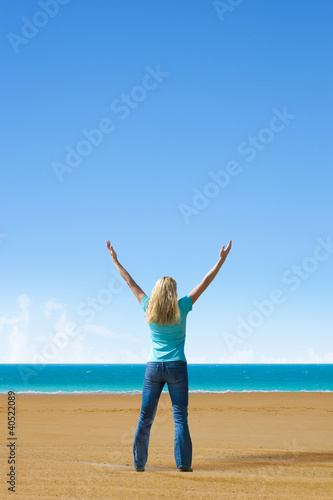 Blonde Frau am Meer