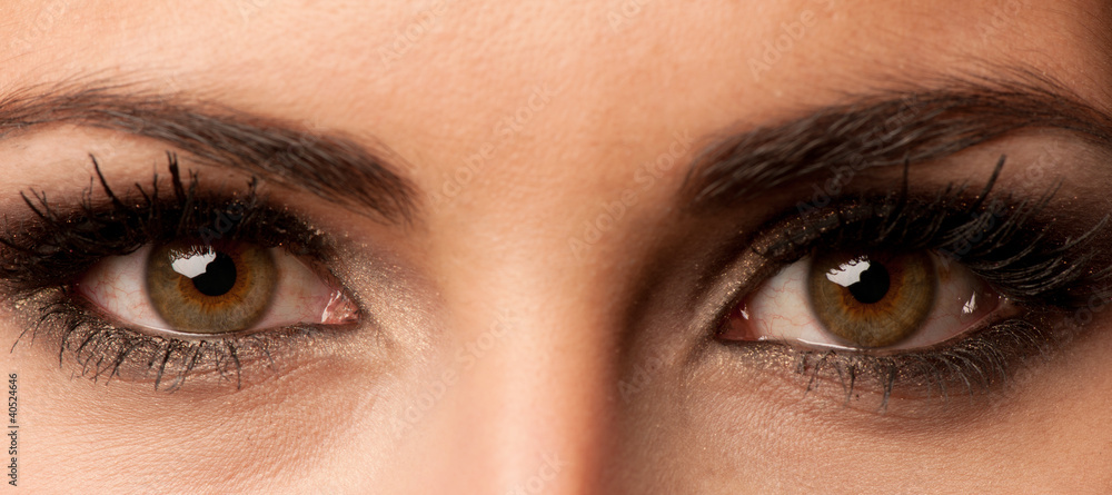 Naklejka premium Woman brown eye with pastel color makeup and long eyelashes