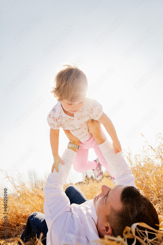 Fototapeta premium vater mit kind im frühling