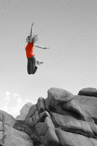 Frau mit rotem T-Shirt