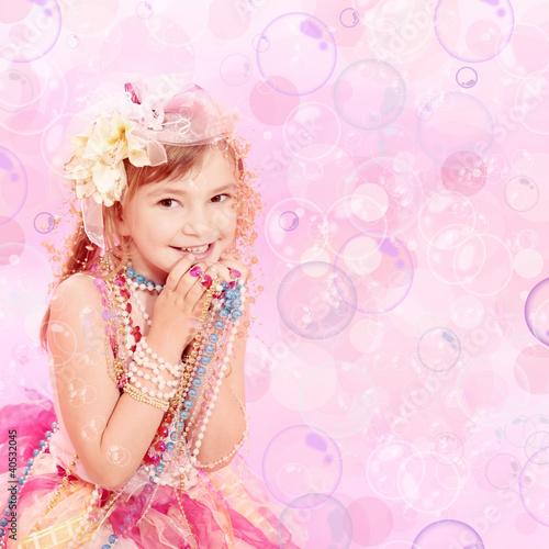 Kleine Prinzessin mit Perlen und Seifenblasen Pink