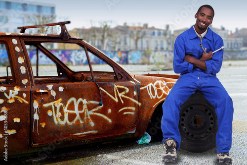 Fotografija Urban mechanic with a graffitied car