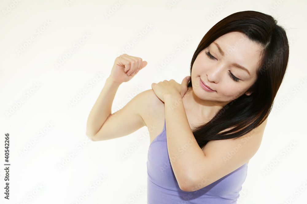 肩こりをほぐす女性 肩こりをほぐす女性