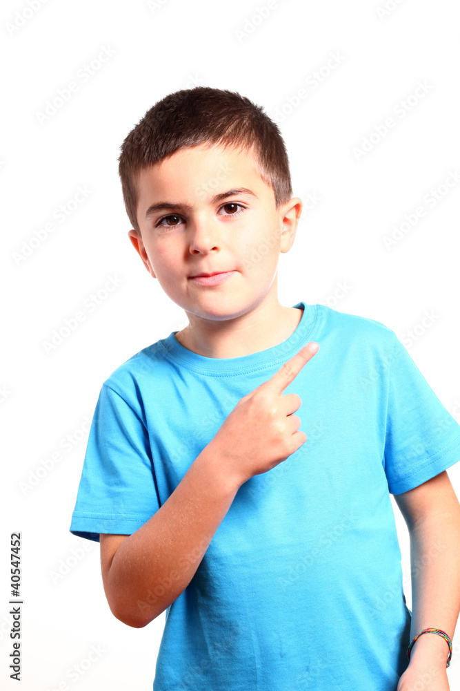 bambino che indica un punto bambino che indica un punto