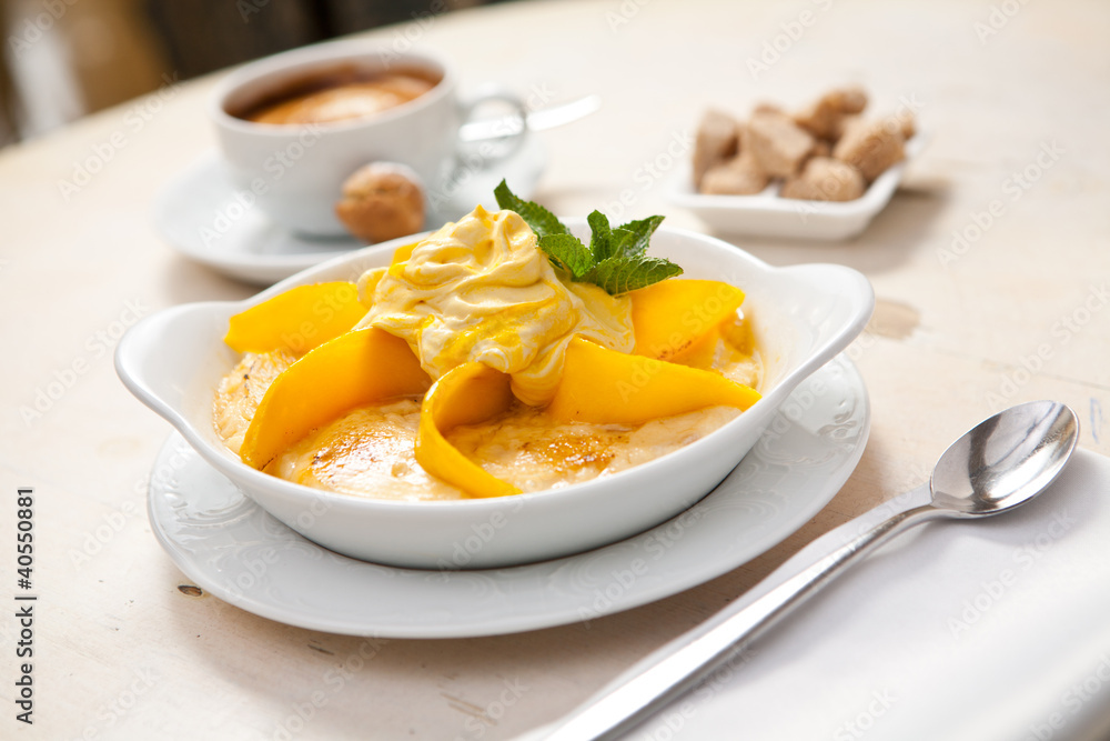 Semolina porridge with mango