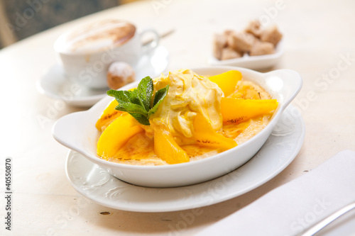 Semolina porridge with mango