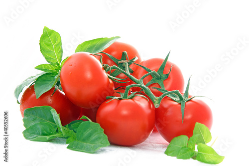 Grappe de tomates et basilic frais