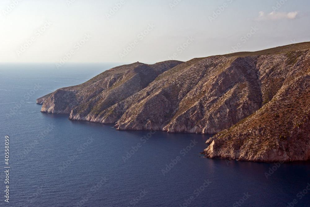 Urwisty klif na wybrzeżu greckiej wyspy Zakynthos Urwisty klif na wybrzeżu greckiej wyspy Zakynthos