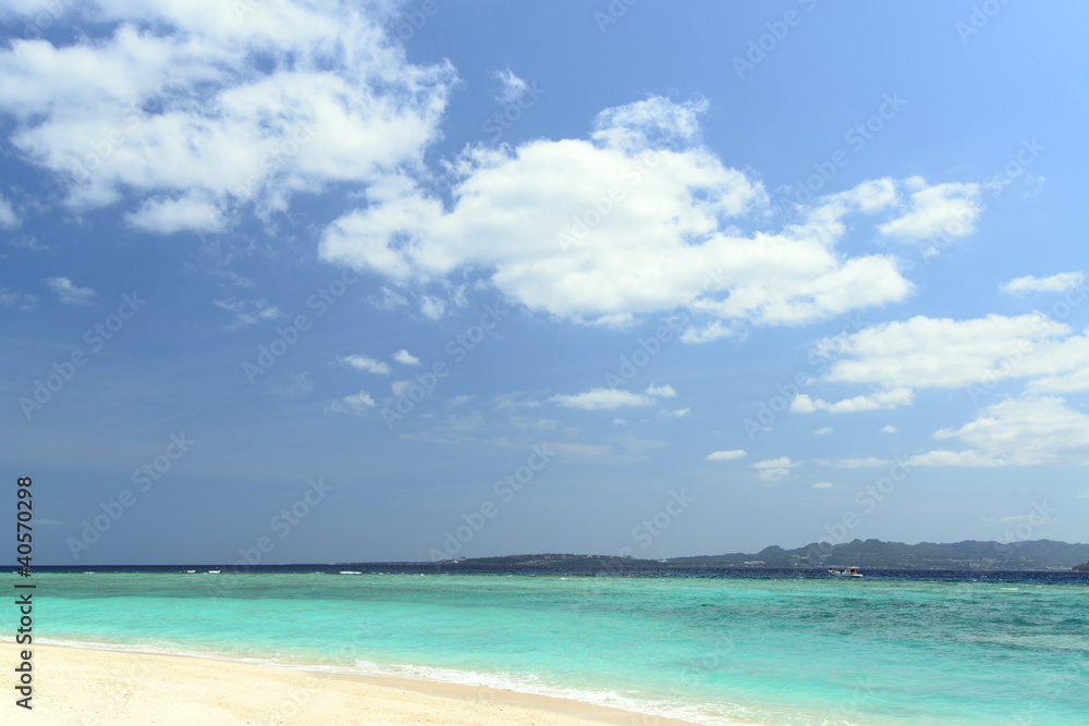 水納島の綺麗なビーチと紺碧の空