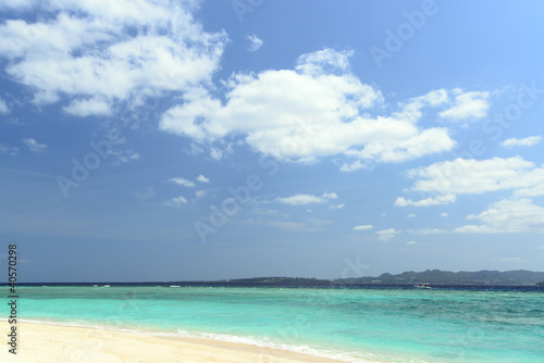 Fototapeta Naklejka Na Ścianę i Meble -  水納島の綺麗なビーチと紺碧の空