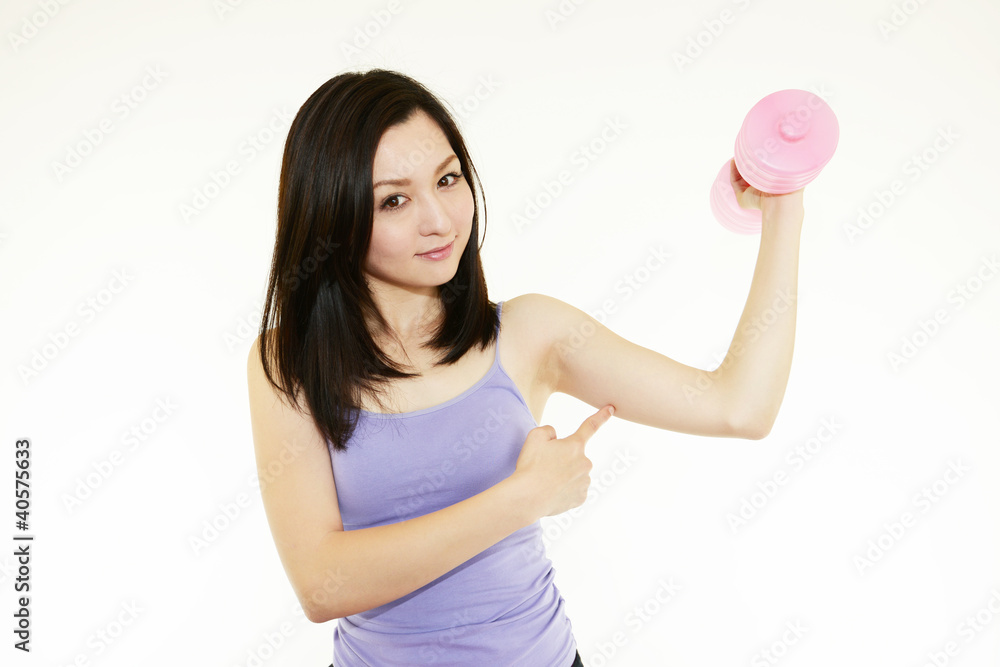 筋力トレーニングをする女性 筋力トレーニングをする女性