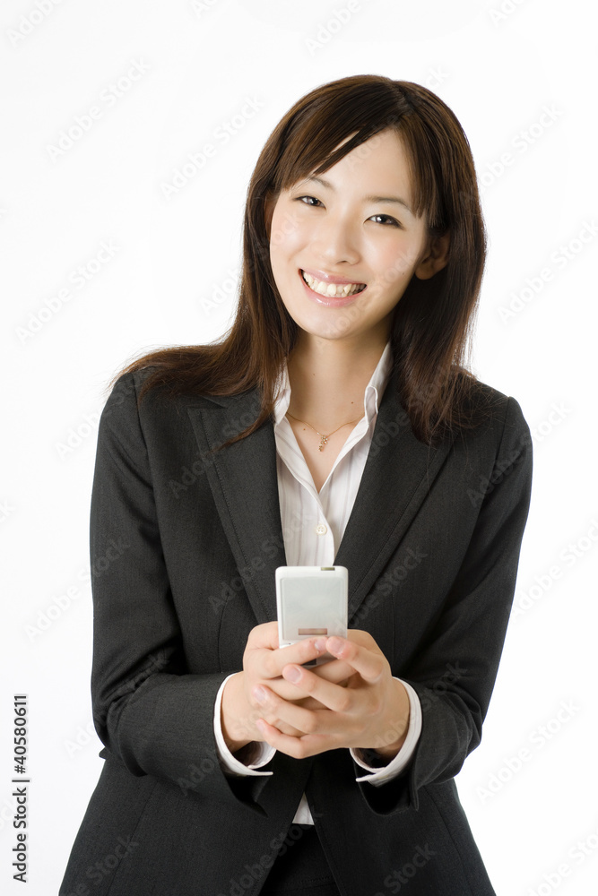 メールする女性社員 メールする女性社員