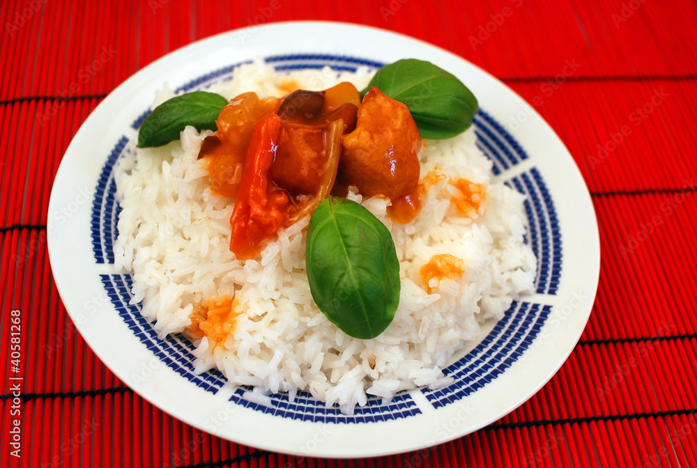 Reis mit Huhn und Basilikum