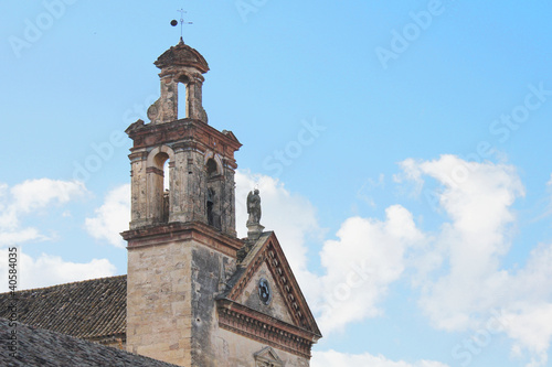 Campanario de una antigua iglesia