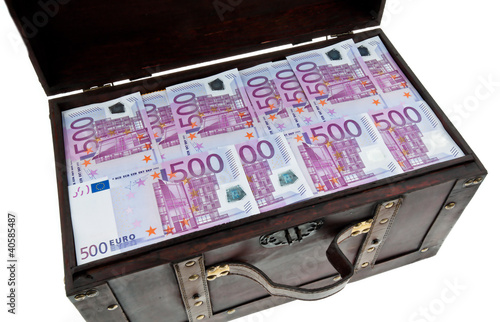 Truhe mit Euro Banknoten. Finanzkrise, Krise, Schu