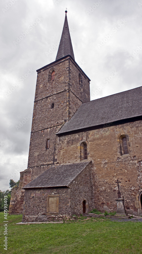 Średniowieczney kościół z wieżą, Polska