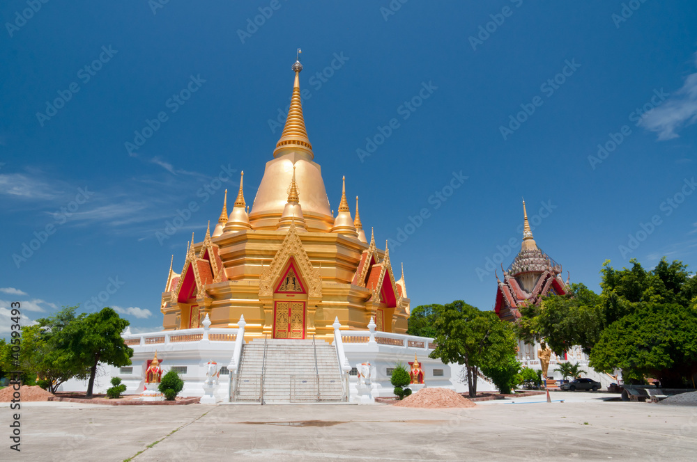 Fototapeta premium Buddhist golden pagoda