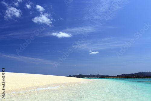 水納島の真っ白い砂浜と紺碧の空