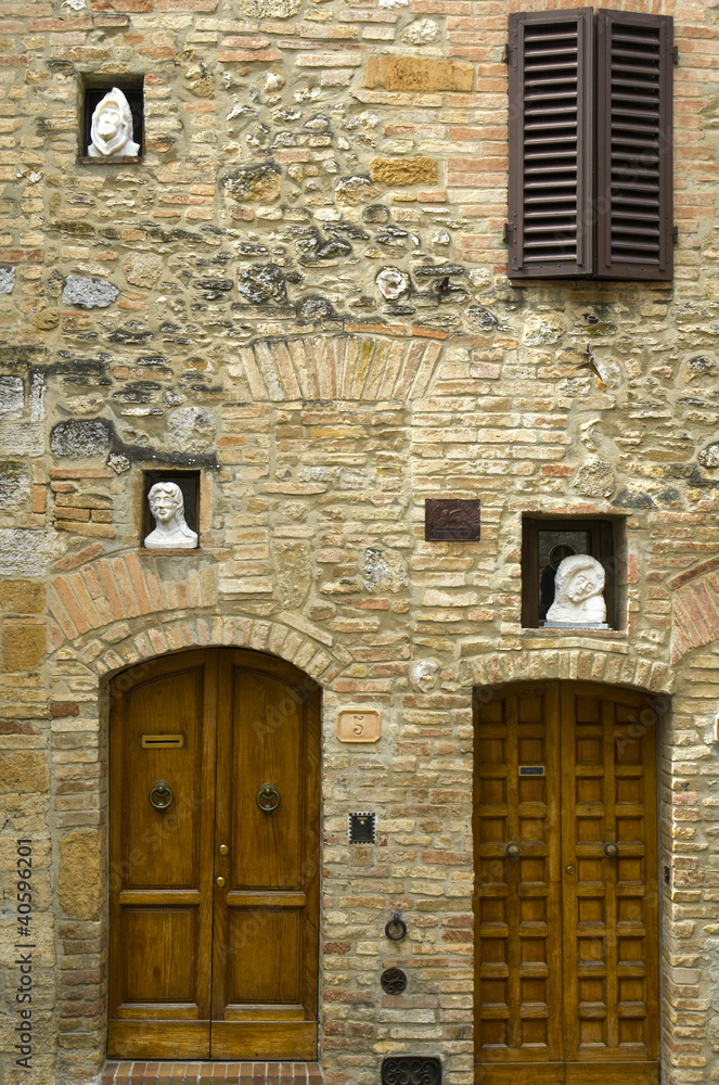 Statues in wall nooks, Italy