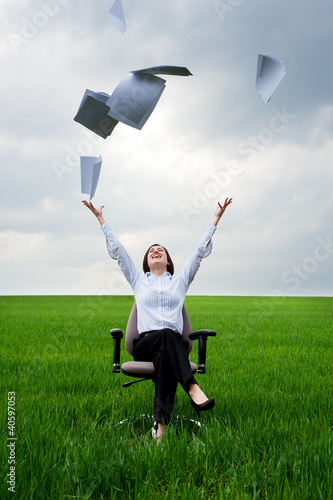 Εκτύπωση καμβά businesswoman throwing away documents at the field