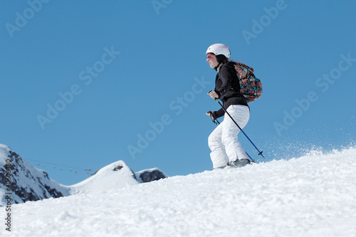 Adolescente fait du ski