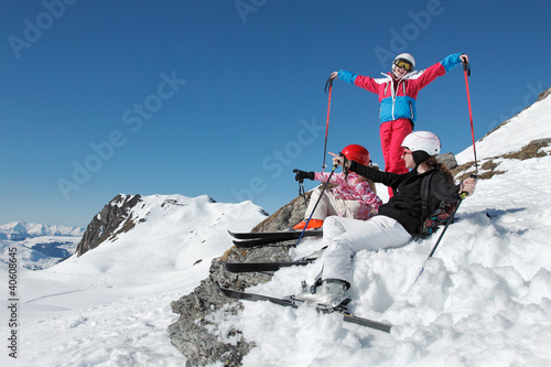 Trois enfants monntrant les pistes de ski
