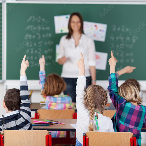 schüler zeigen auf