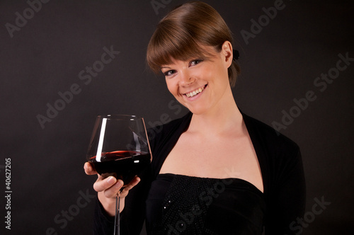junge Frau mit Rotweinglas