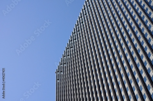 Fassade mit blauem Himmel