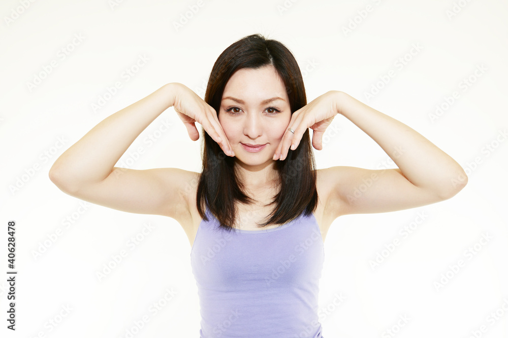 肌のうるおいを確認する女性 肌のうるおいを確認する女性