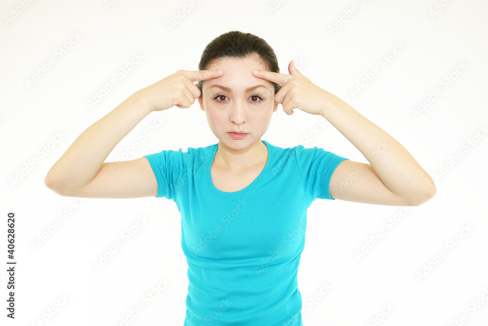 シミを気にしている女性