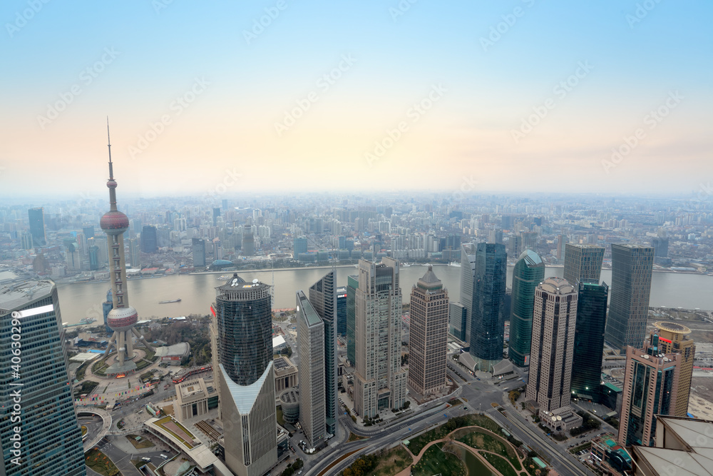 Naklejka premium overlooking shanghai at dusk