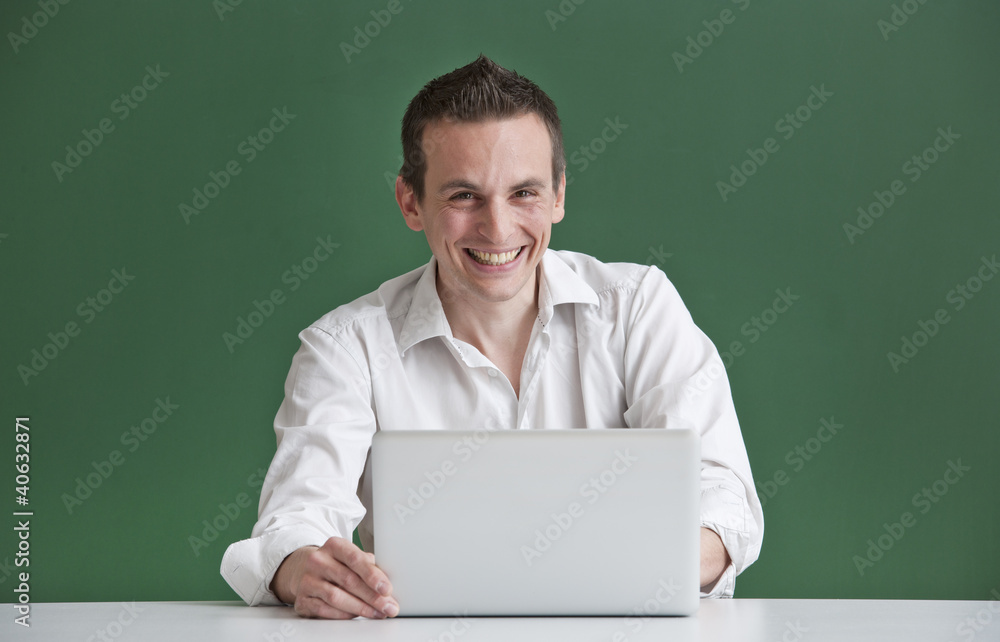Lehrer lächelt mit Laptop Lehrer lächelt mit Laptop