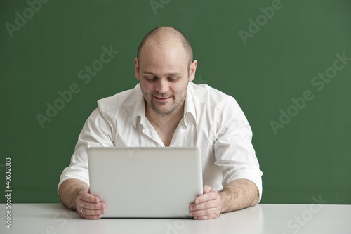 Foto Lehrer mit Laptop