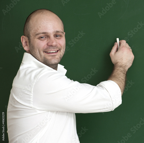 Feindlicher Lehrer schreib was an die Tafel. © Fotograf Daniel Mock