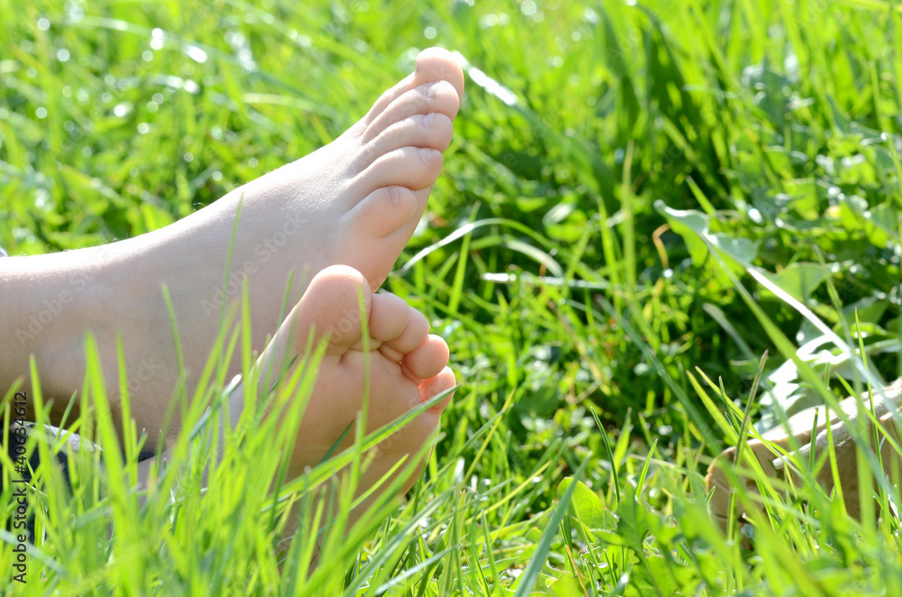Kinderfüße im Gras Stock Photo | Adobe Stock