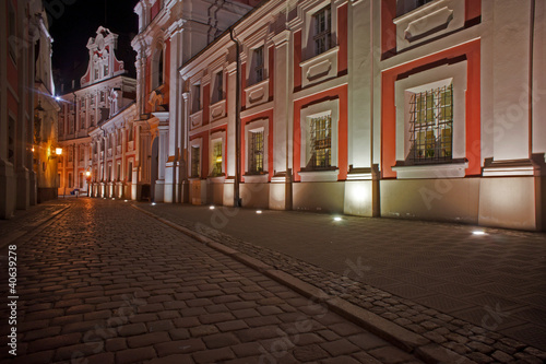 Uliczka z barokowym klasztorem nocą w Poznaniu