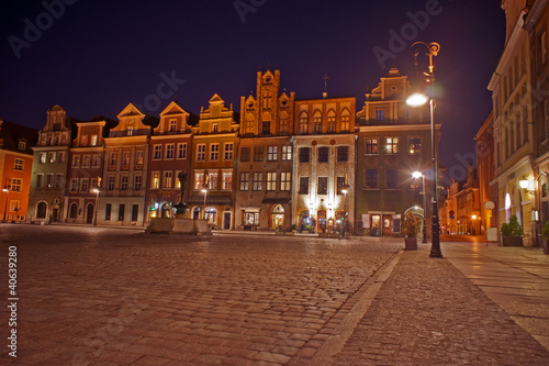 Kamienice na Starym Rynku nocą w Poznaniu