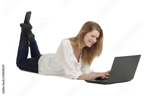 junge blonde frau liegend mit computer photo