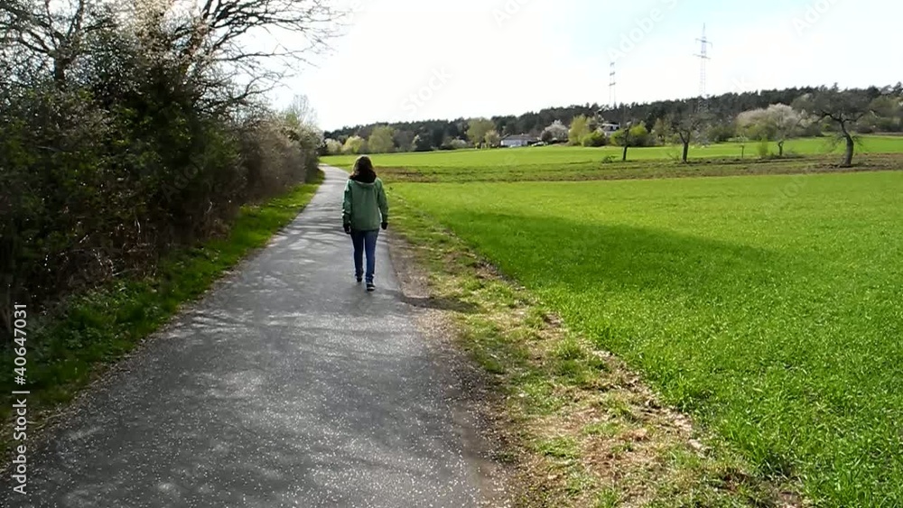 Junge Frau auf Feldweg Junge Frau auf Feldweg
