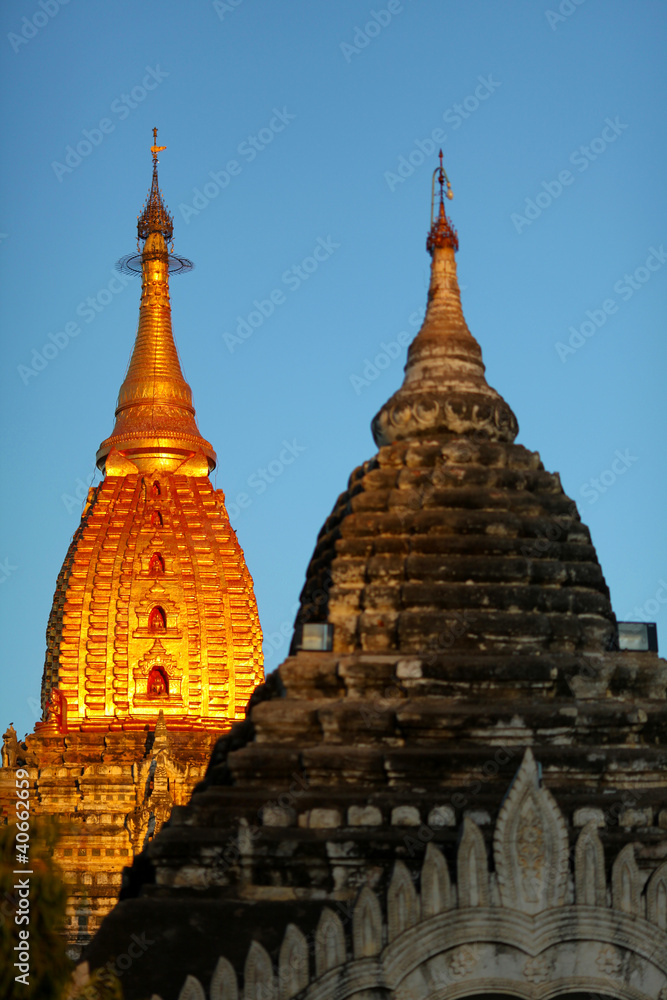 Fototapeta premium Pagoda with golden gilded stupa gleaming at sunset in Bagan